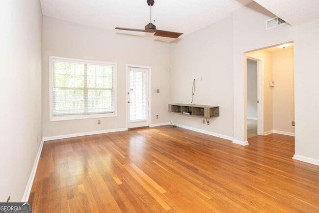 Building Photo - 1250 Parkwood Cir SE