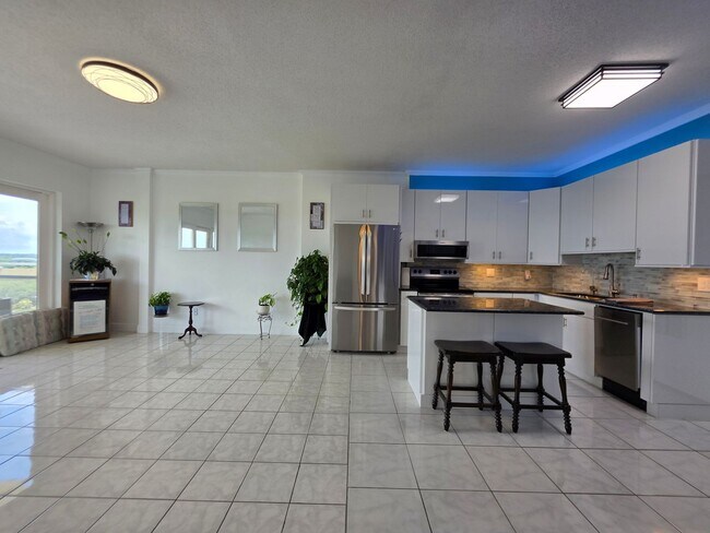 Building Photo - 1BR/1BA waterfront condo with golf course ...
