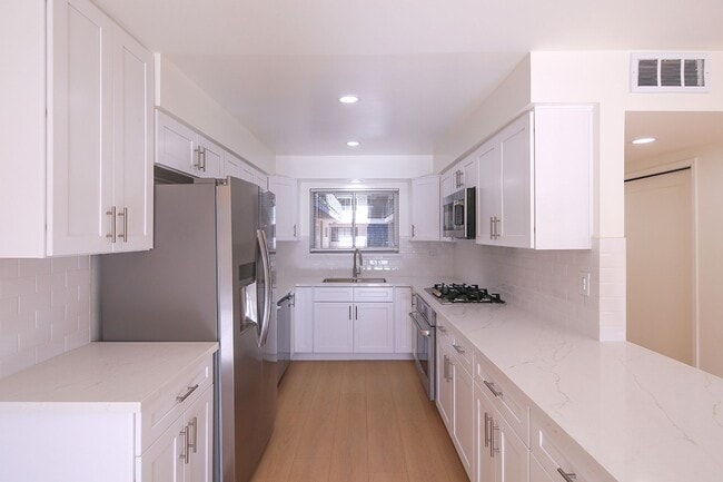 Building Photo - 3155 Montrose Ave