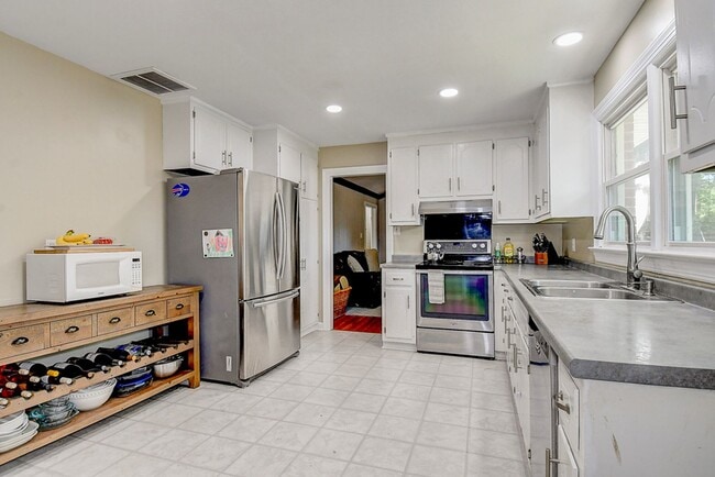 Building Photo - ONE LEVEL LIVING at it's FINEST in the SOU...