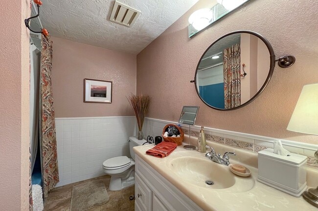 Building Photo - Fully Furnished Home