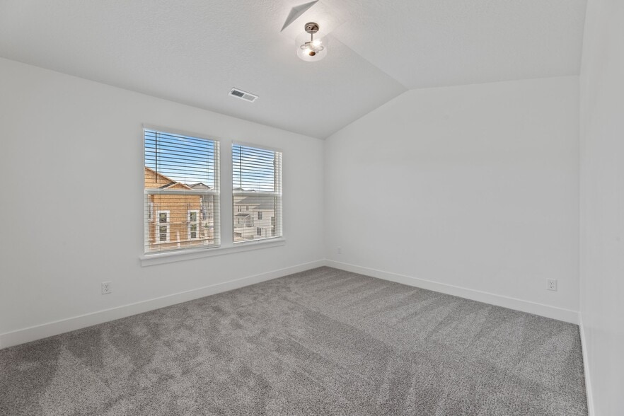 Building Photo - 1475 W Skyline Dr