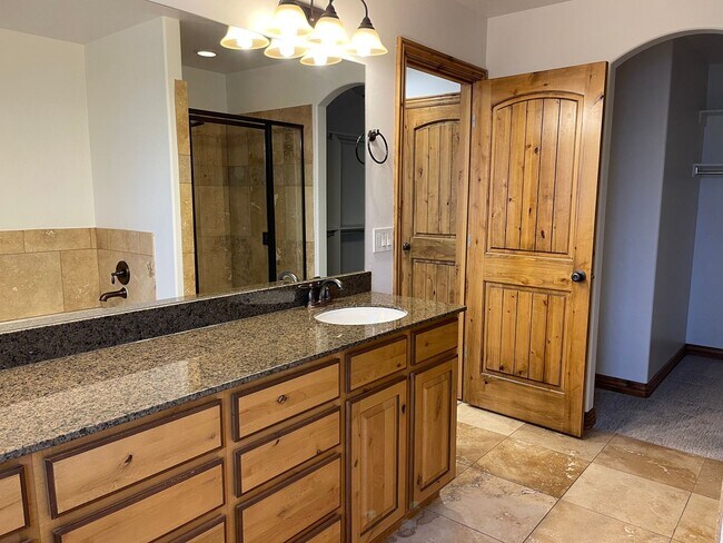 Building Photo - Gorgeous home in Orem