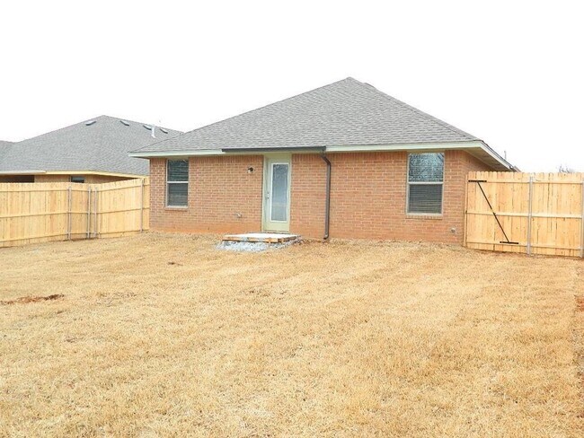 Building Photo - 4 Bedroom, 2 Bathroom Home In Mid West City/ Del City School District.