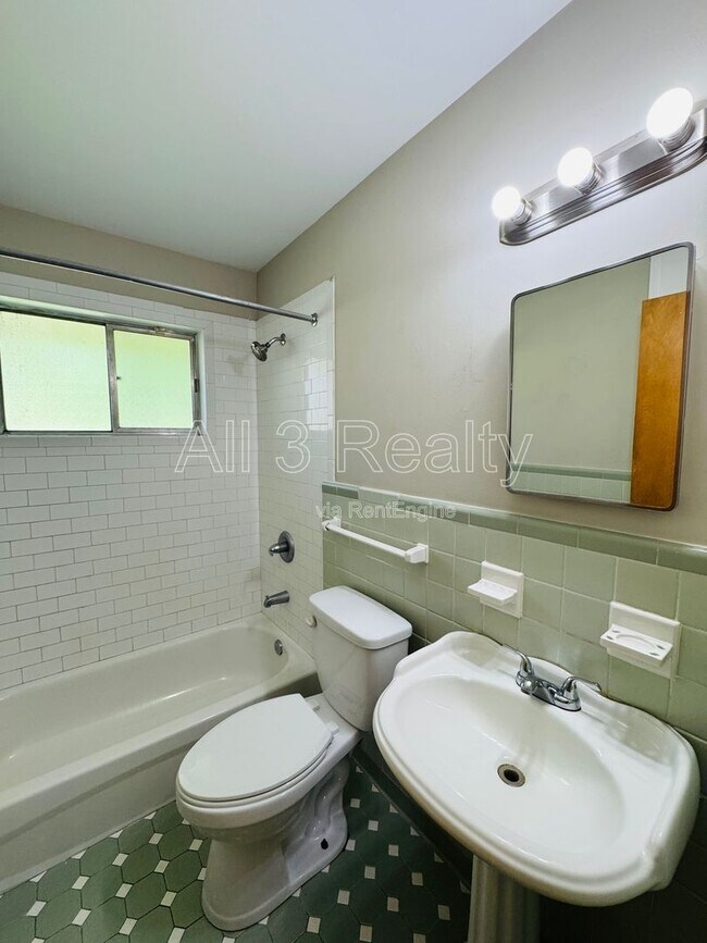 Building Photo - 3253 Windwood Dr