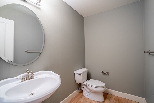 Building Photo - 3 Bedroom Townhome at The Vineyard