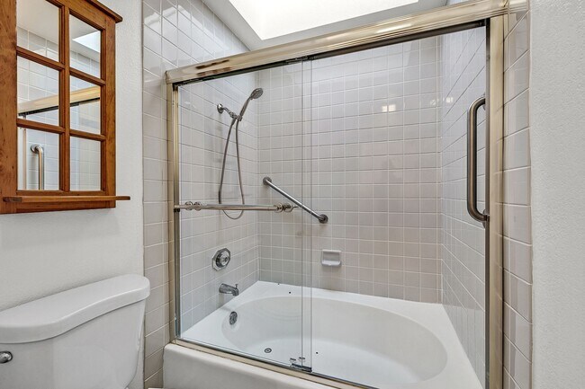 Building Photo - Beautiful Townhome in the Heart of Pleasanton