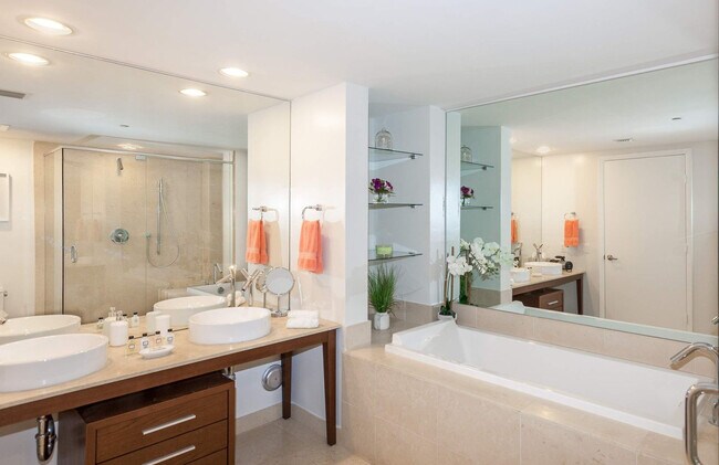 Building Photo - 485 Brickell Ave