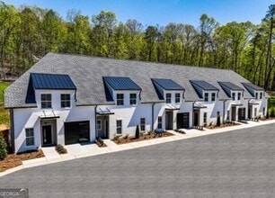 Building Photo - 75 Chateau Dr SE