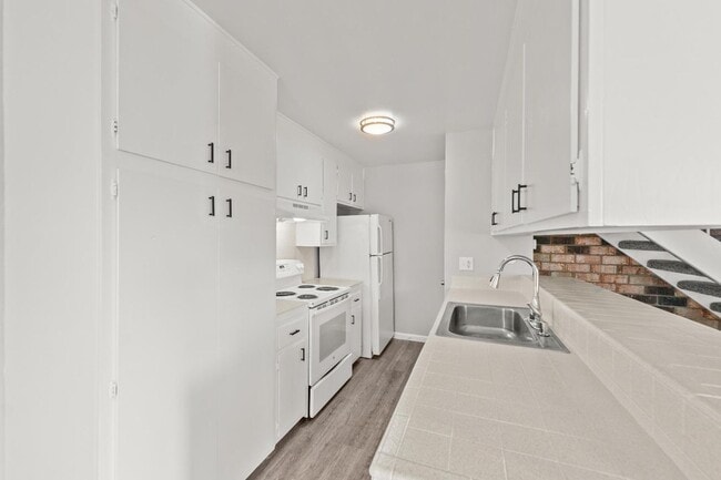 Building Photo - Remodeled 2 Bedroom Condo with Garage
