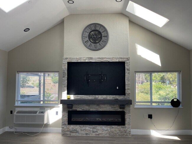 Building Photo - Magalia-2 bed 2 bath, second story duplex,...
