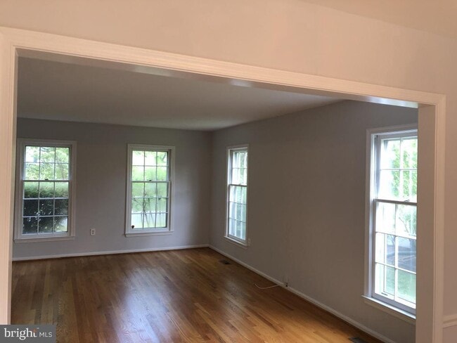 Building Photo - 991 Farm Haven Dr