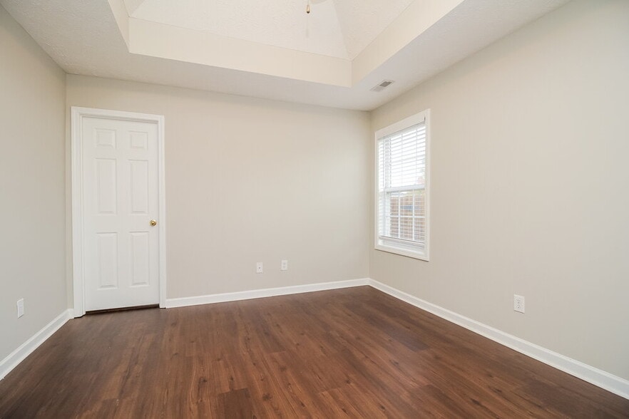 Building Photo - 3033 Mesquite Dr
