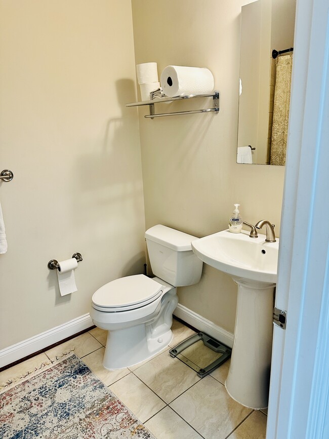 full bedroom bath - 1332 Talbert Ct SE