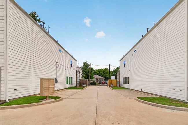 Building Photo - 328 Neyland St