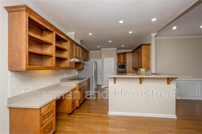 Building Photo - 2002 Amberley Dr