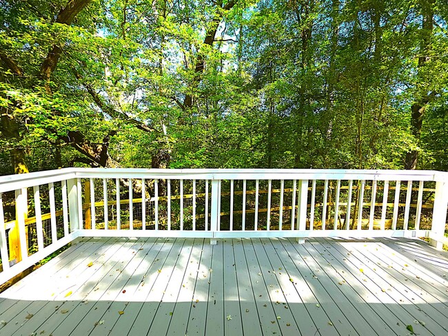 Building Photo - Welcome to this charming 3 bedroom, 2 bath...