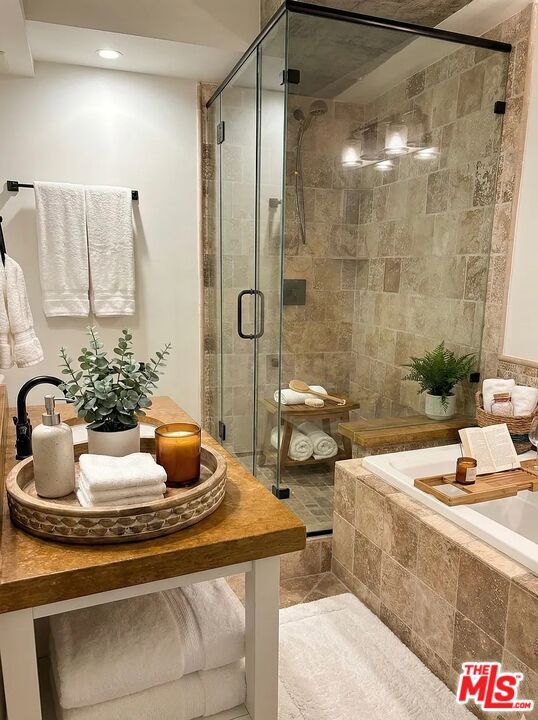 Building Photo - 838 N Doheny Dr