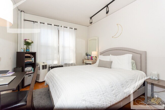 Building Photo - Amazing 3 bed 1 bed in Fenway... NICELY PRICED... SEPT 1st Move in