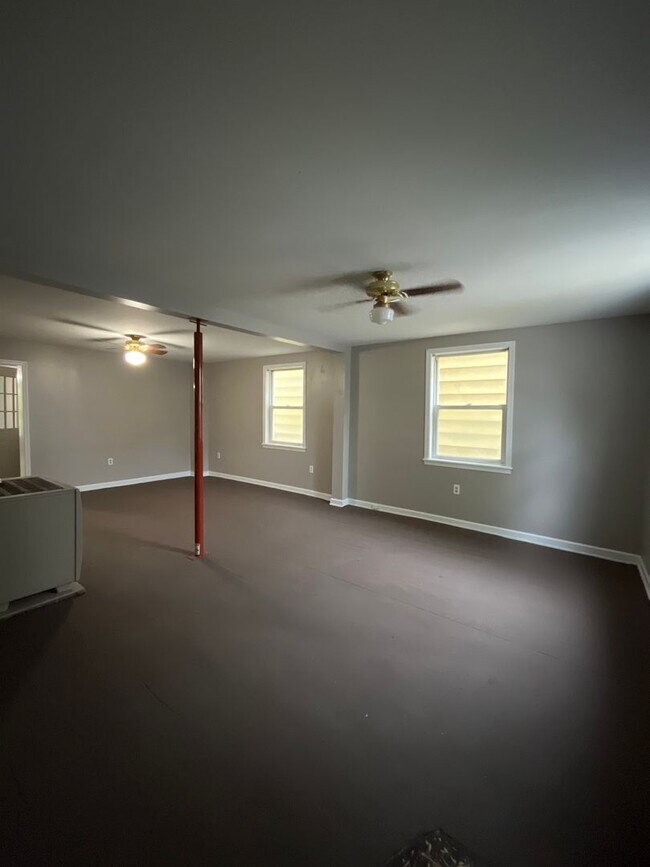 Building Photo - Beautifully Maintained End-Unit Townhome f...