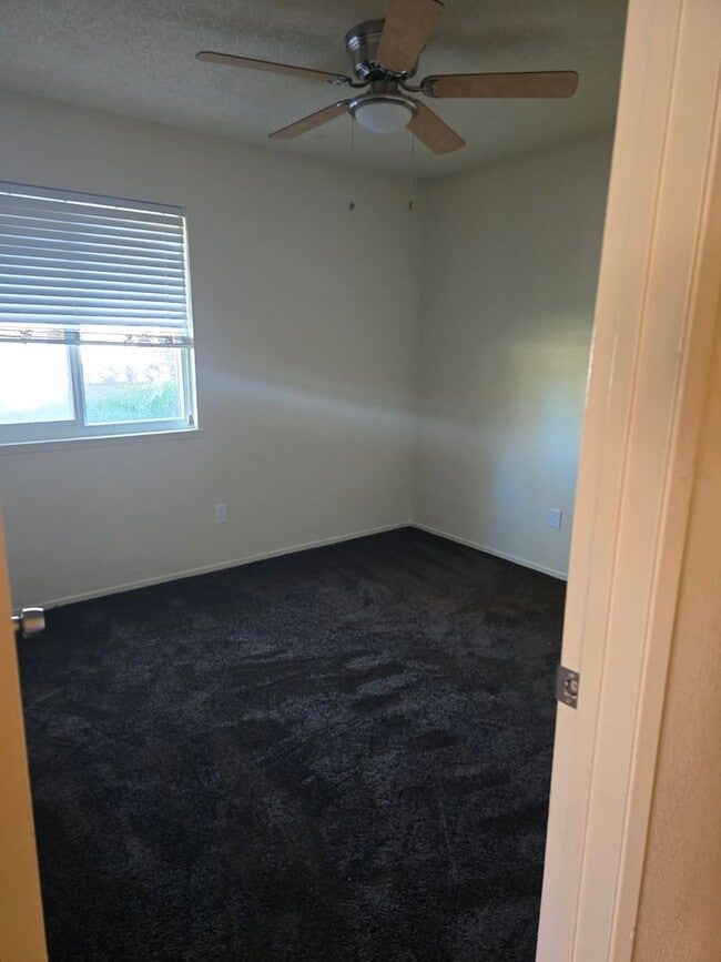 Building Photo - RECENTLY BEAUTIFULLY RENOVATED 4 BEDROOM 2...