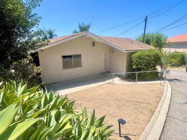 Building Photo - 2 Bedroom 1 Bath Room Fully Updated Single...