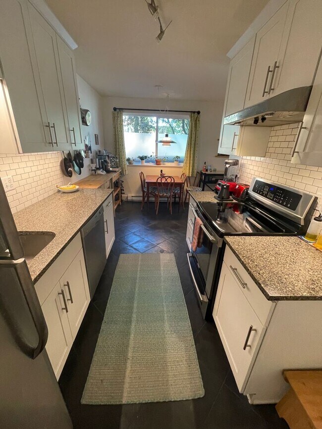 Building Photo - Charming 1-bedroom, 1-bathroom Condo in Phinney Ridge.