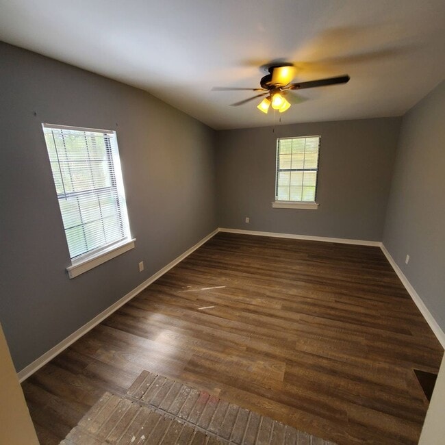 Building Photo - Southern Comfort Living: Exquisite 3BR/2BA...