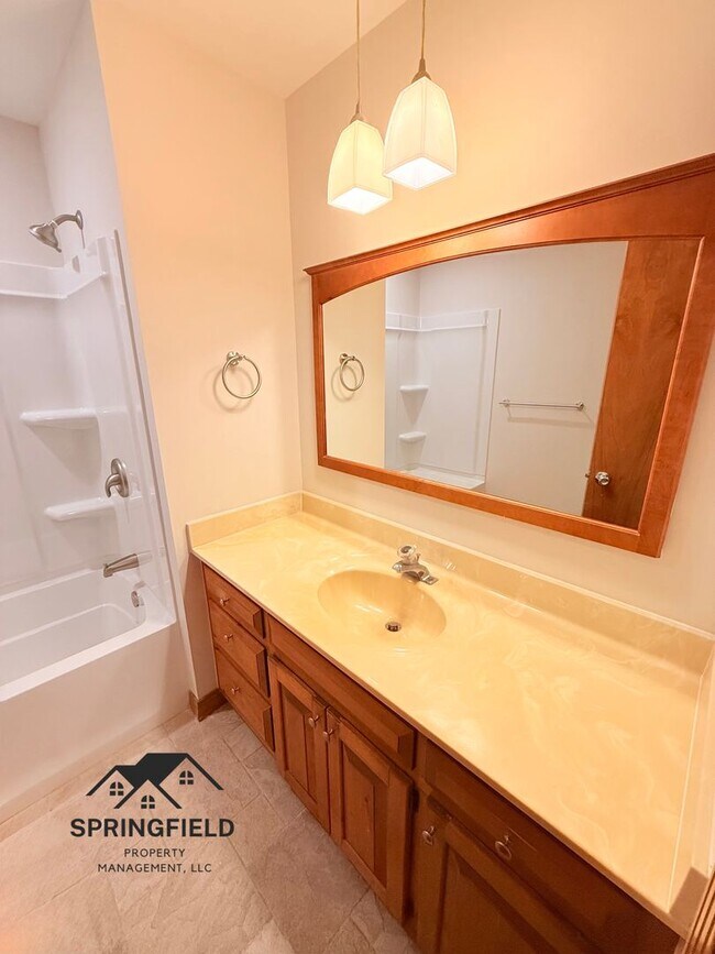 Building Photo - Location-Location, 4 BR / 2 Living Areas in SE Springfield w/ An Amazing Out Door Kitchen - Grill...