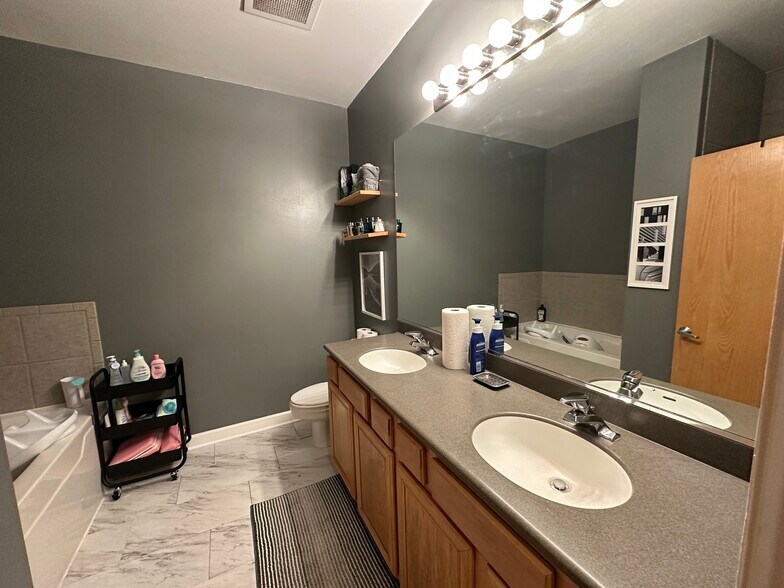 Building Photo - 221 E Cullerton St