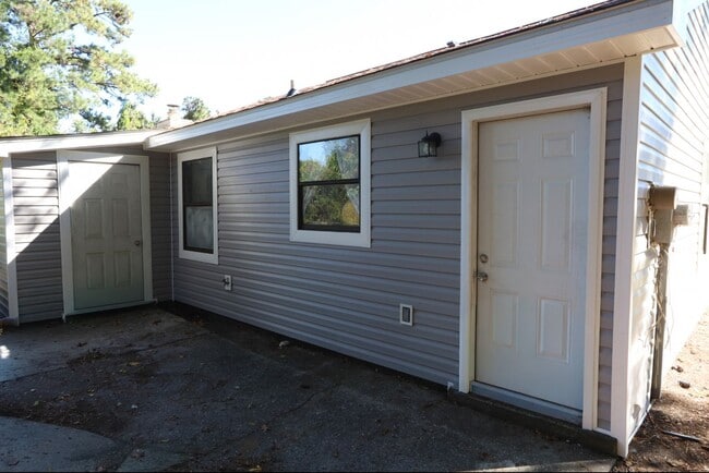 Building Photo - Townhome Beauty!