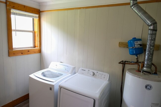 Building Photo - 3Bedroom/1Bath Home Coming Available Soon!