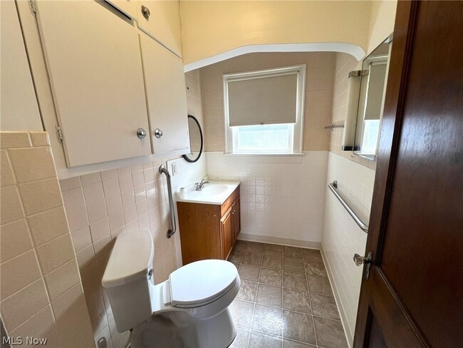 Building Photo - 982 Dan St