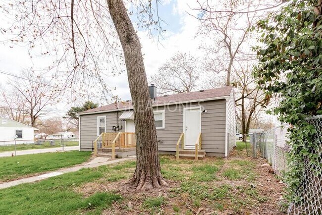 Building Photo - 3448 N Leland Ave