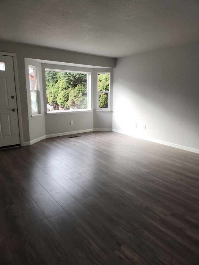 Building Photo - Modern 3 Bedroom Home with Spacious Backyard