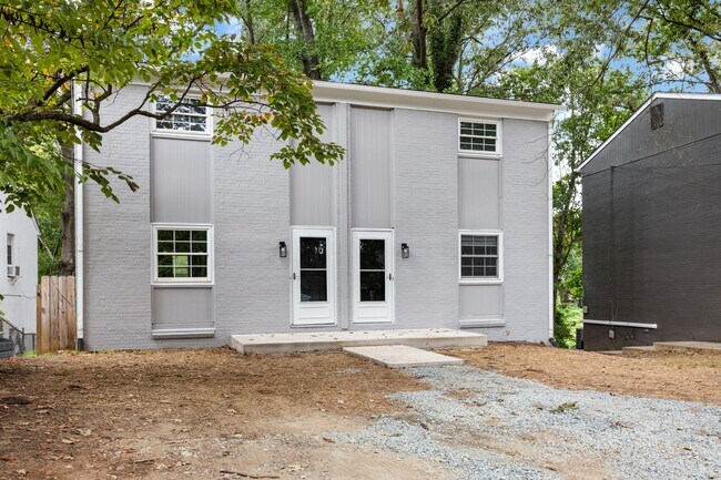 Building Photo - Newly Renovated 2 Bedroom, 1 Bath Duplex within walking Distance to UVA!