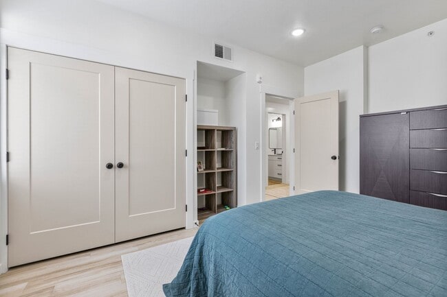 Building Photo - Modern 2 Bed/2 Bath Condo in Rexburg