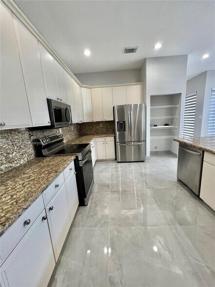 Building Photo - 3810 SW 51st St