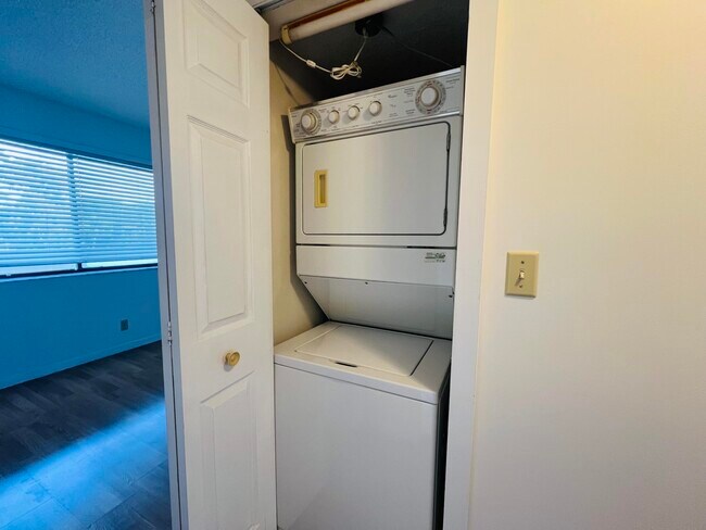 Building Photo - 3154 Via Poinciana