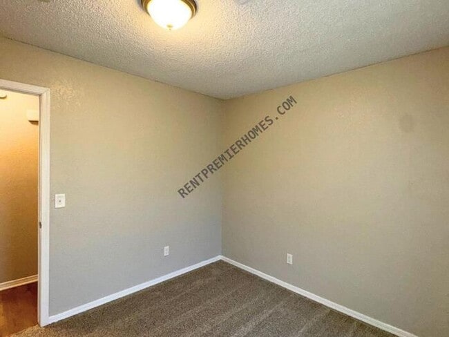 Building Photo - 8741 Hillridge Dr
