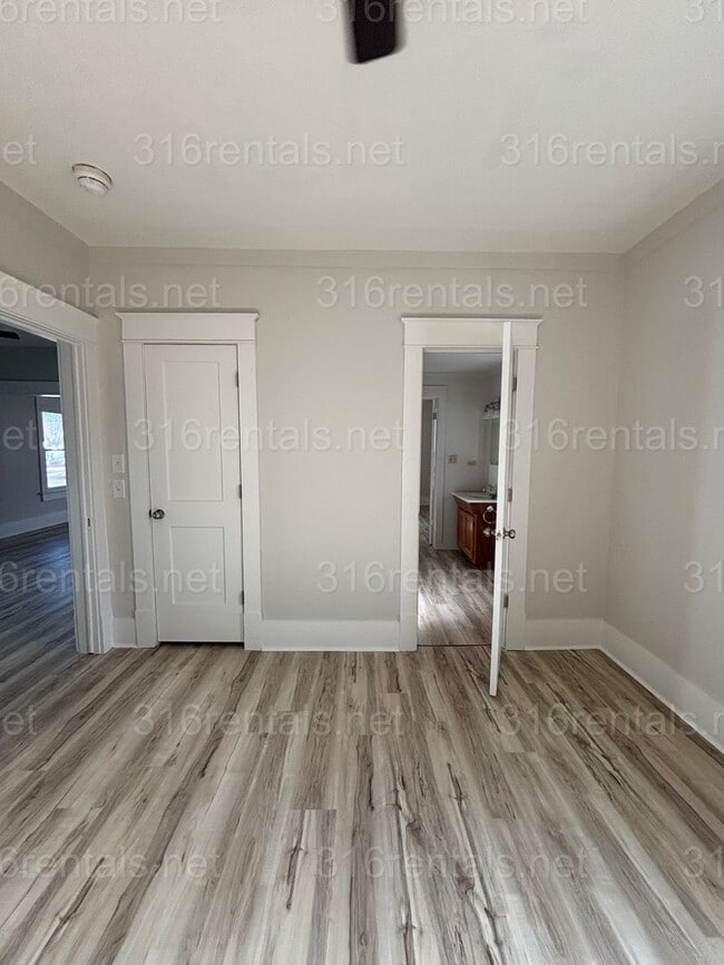 Building Photo - 2 bedroom 1 bath available NOW!