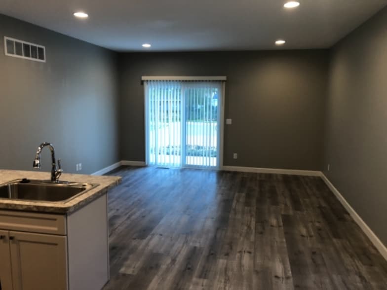 Building Photo - 628 Davis St