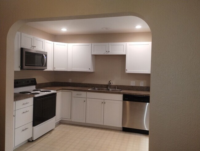 Building Photo - Quaint Duplex with a private Basement, Garage Space & Patio