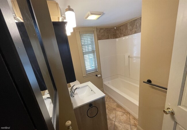 Building Photo - 2 br, 1 bath Duplex - 26 Shepard St 2