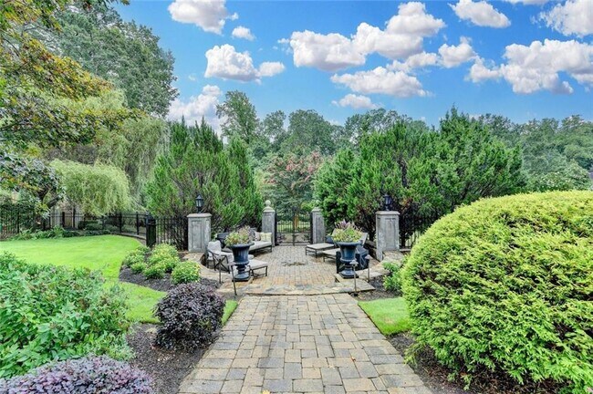 Building Photo - 2611 Briers N Dr