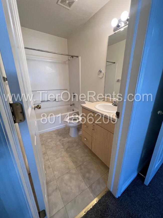 Building Photo - Move-in special: $500 off First months rent