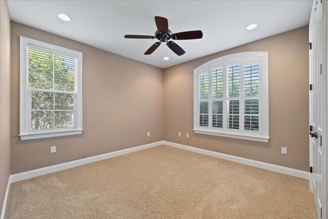 Building Photo - 4 Bedroom in Niceville!