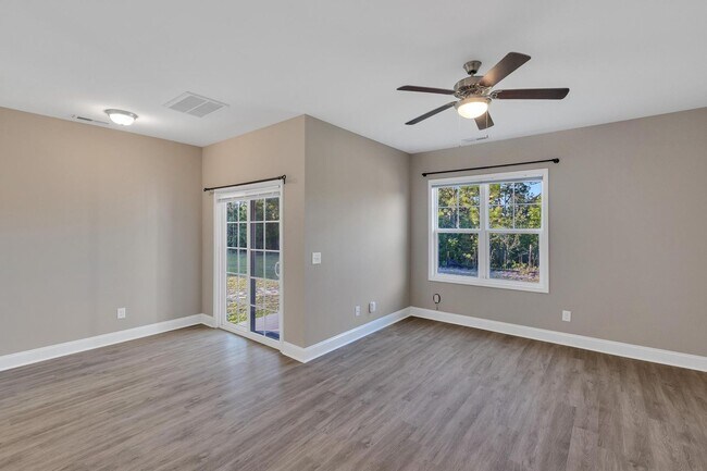 Building Photo - 3 BR close to Stone Bay!