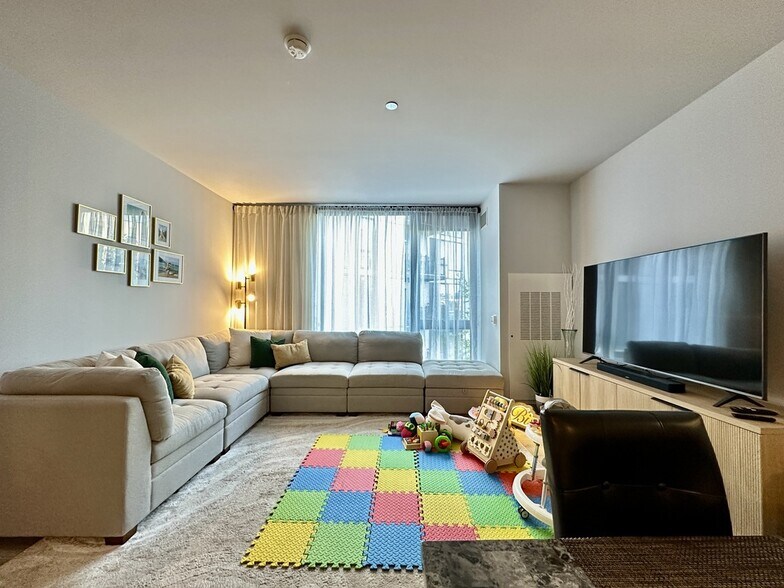 Building Photo - 2155 N Elston Ave