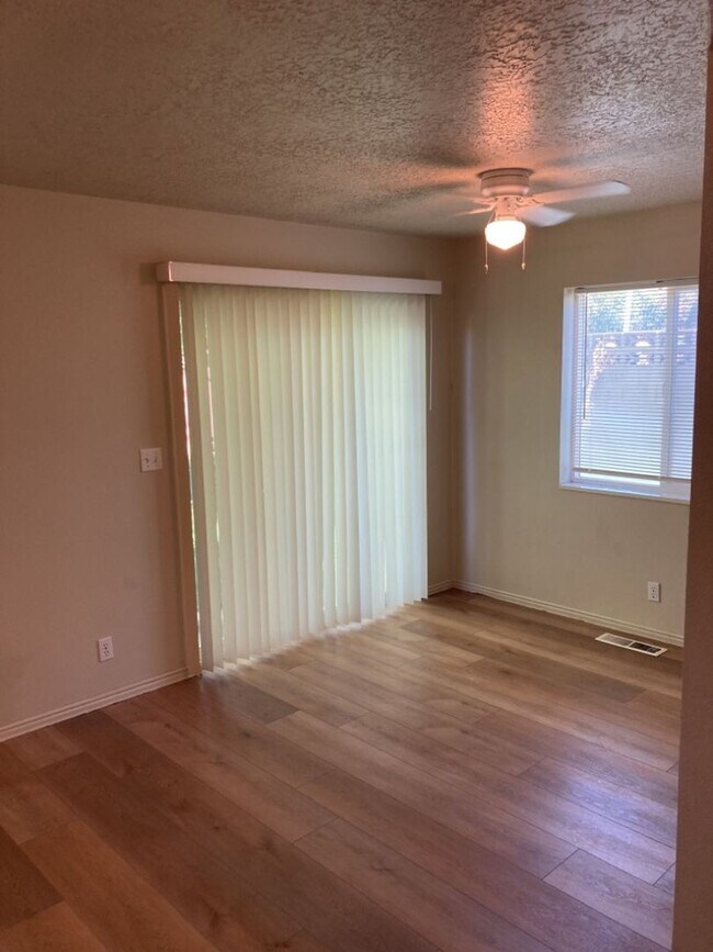 Building Photo - 3 bed, 1.5 bathroom - Two Story Twin Home